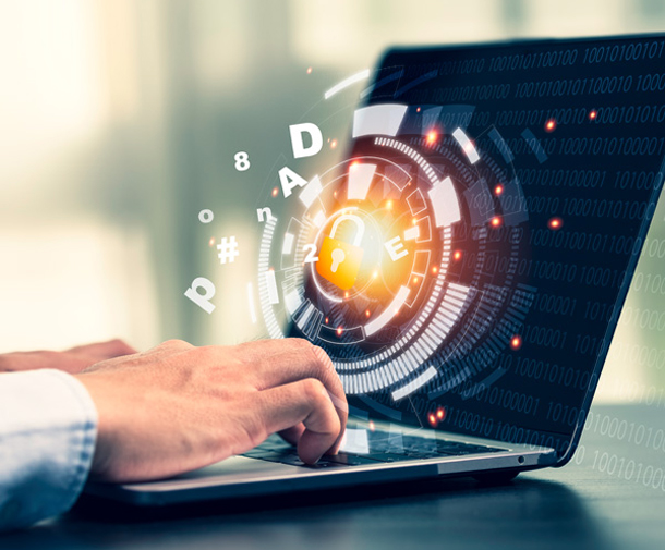 Man typt op een laptop met grafische afbeeldingen van de digitale beveiligingsinterface die uit het scherm komen en concepten voor gegevensbescherming of cyberbeveiliging illustreren.