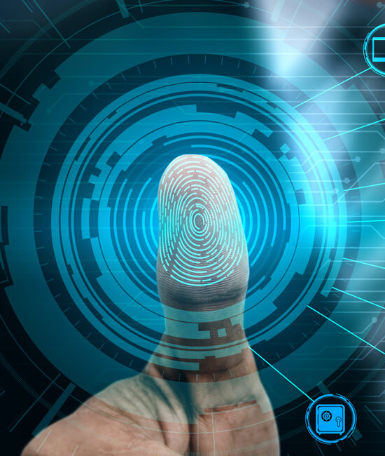 Vingerafdruk op een menselijke vinger bovenop een digitale interface met blauwe en groenblauw cirkelvormige patronen, die geavanceerde biometrische technologie symboliseren.