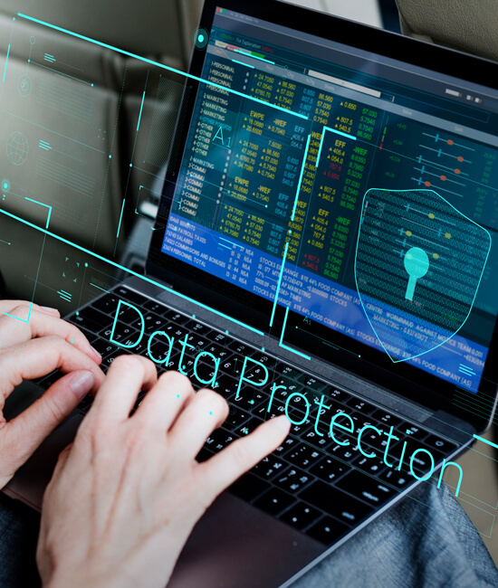 Handen die typen op een laptop waarop cyberbeveiligingsgegevens worden weergegeven, inclusief grafieken en tekst met het opschrift 'gegevensbescherming'.