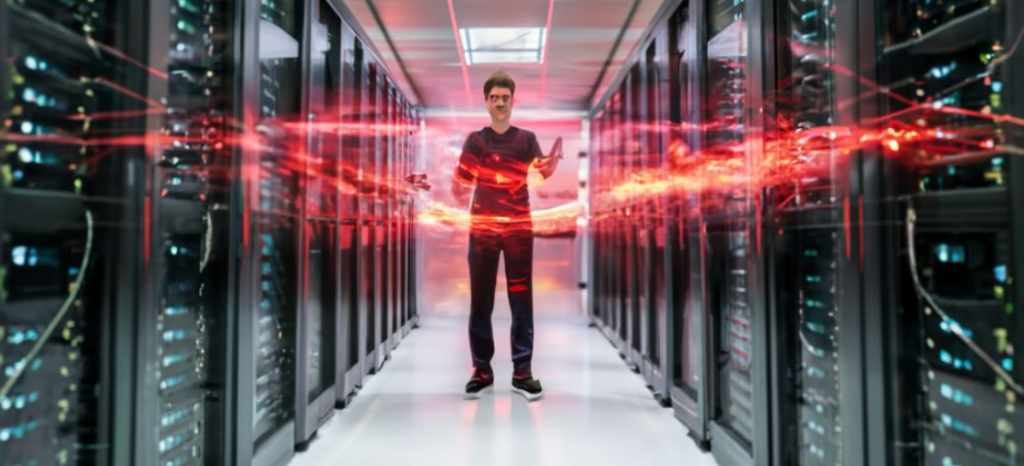 Een man staat tussen rijen serverracks in een cybersecurity-datacenter met rode laserlichten die kriskras door het gangpad lopen.
