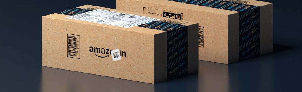 Twee Amazon-pakketten met AWS-verzendlabels op een donker oppervlak, met het logo en de streepjescode van het bedrijf.