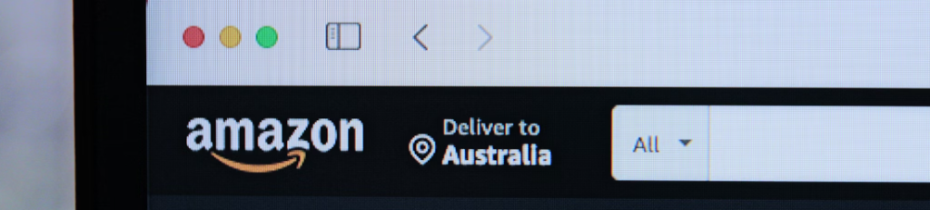 Close-up van een computerscherm met een webbrowser met de startpagina van AWS, waarop de bezorglocatie is ingesteld op Australië.