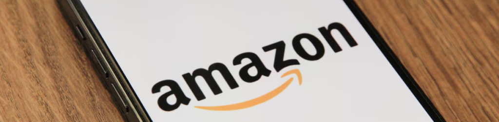 Smartphone met het AWS-logo op het scherm, geplaatst op een houten oppervlak.