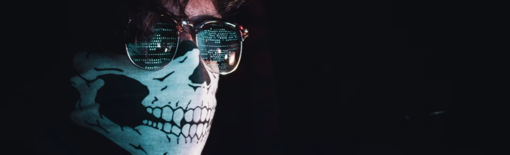 Close-up van een persoon die een bril draagt en een helder scherm met code reflecteert, met een levendig gloeiend schedelbeeld op zijn gezicht geprojecteerd, dat de sinistere uitstraling van een Black Hat Hacker belichaamt.