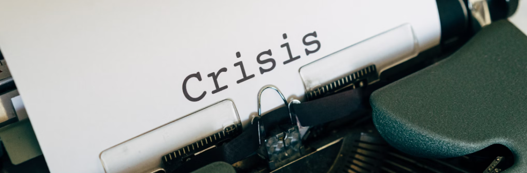 Close-up van een typemachine met een vel papier waarop het woord 'cyberveiligheidscrisis' is getypt.