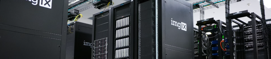 Een rij hightech dataservers met zichtbare bekabeling en LED-verlichting in een modern datacenter met cyberbeveiligingstrends.