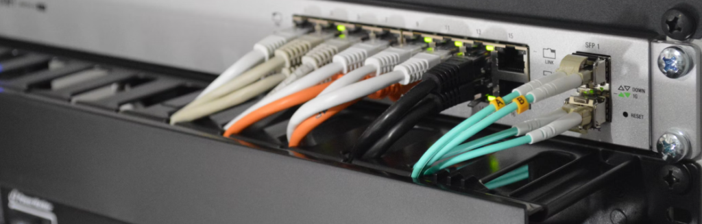 Ethernet-kabels aangesloten op een beveiligde poort op een netwerkswitch in een datacenter.