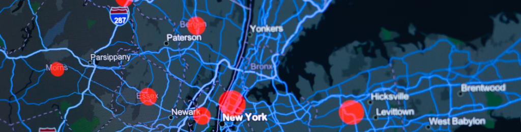 Digitale kaart met het grootstedelijk gebied van New York met gemarkeerde routes en rode markeringen die specifieke locaties of waarschuwingen bij de beveiligde poort aangeven.