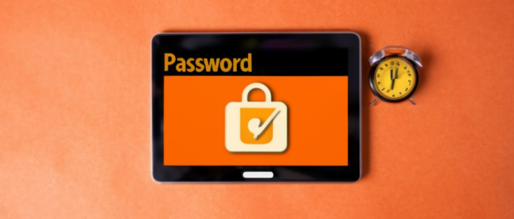 Tablet met een bevestigingsscherm "wachtwoord gekraakt" met een hangslotpictogram, vergezeld van een kleine wekker op een oranje achtergrond.