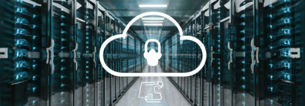 Een cloudpictogram met daarin een hangslot is over een gang met serverracks in een datacenter geplaatst, wat de beste praktijken op het gebied van cloudbeveiliging symboliseert.