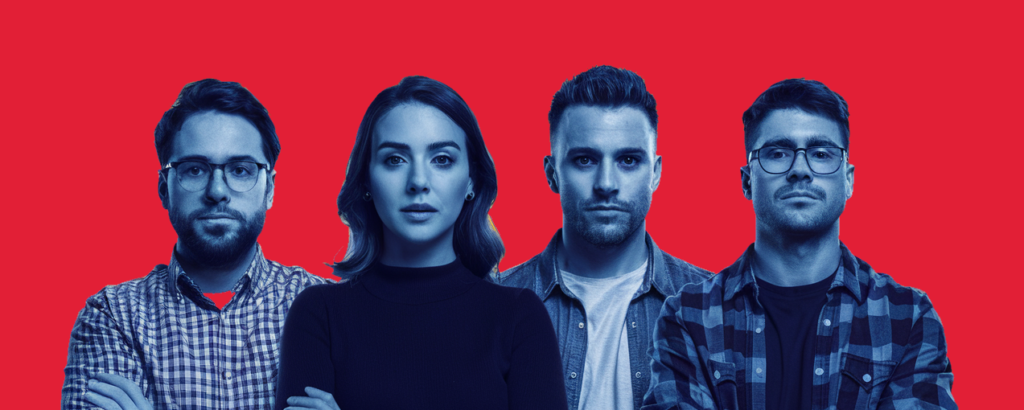 Vier personen poseren tegen een rode achtergrond. Hun beelden worden getransformeerd door een blauw monochroom filter dat een mysterieuze hacksfeer creëert.