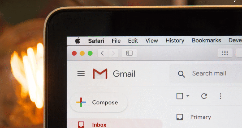 Een close up van een computerscherm met de interface van de inbox van gmail in de webbrowser safari, waarmee het belang van cyberbeveiliging tegen verschillende soorten cyberaanvallen wordt benadrukt.